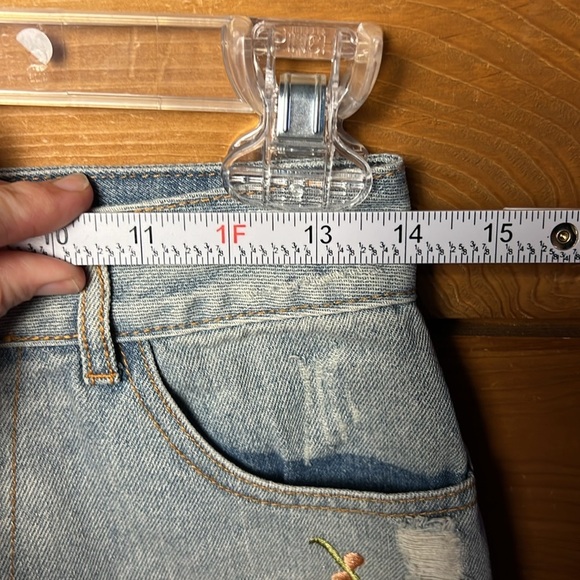 Carole Christian Women’s Embroidered Denim Jean Shorts Med distressed Mid- rise - Picture 2 of 10